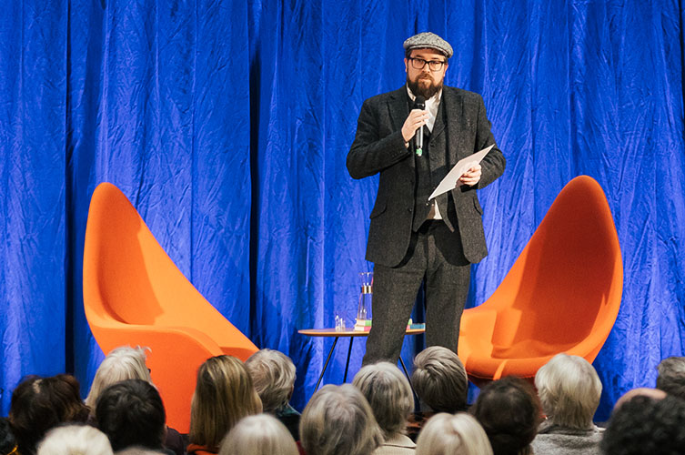 Per Bergström presenterar program på Författarscenen.
