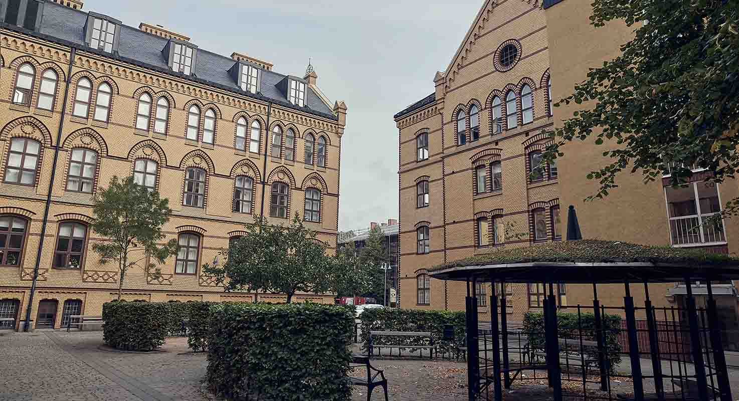 Innergård och skolbyggnader på Pauli