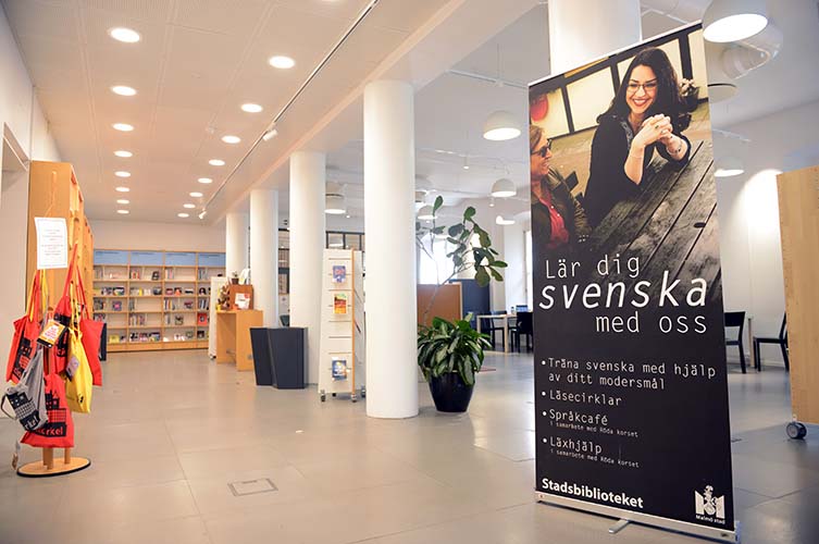 Vy över språkrummet där man kan gå på språkcaféer och hitta böcker på lättläst svenska.