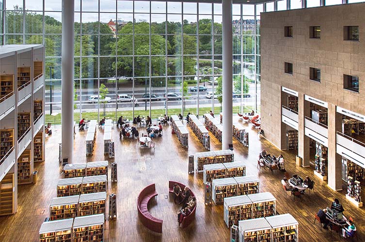 Interiör av Ljusets kalender ovanifrån på Malmö stadsbibliotek.