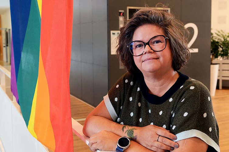 Porträtt på Karin Larsson på Stadsbiblioteket.