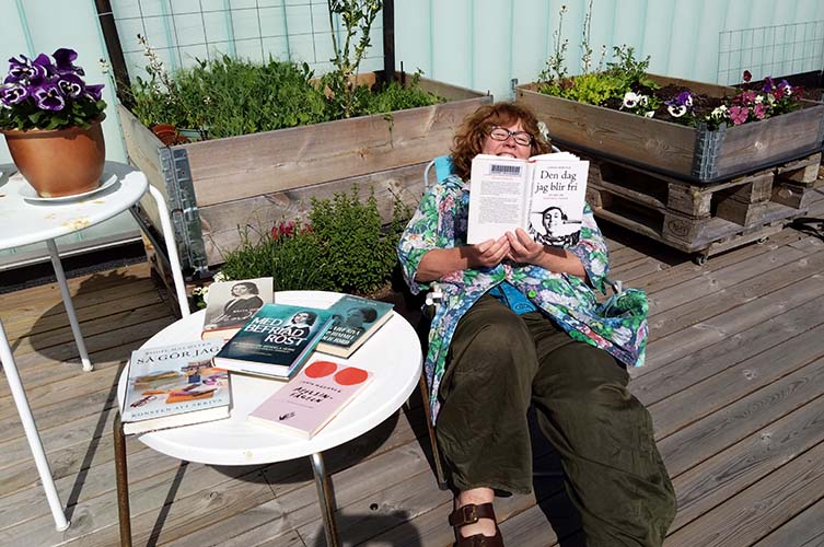 Porträtt på boktipsaren Sabina på Rosengårdsbibliotekets terrass.