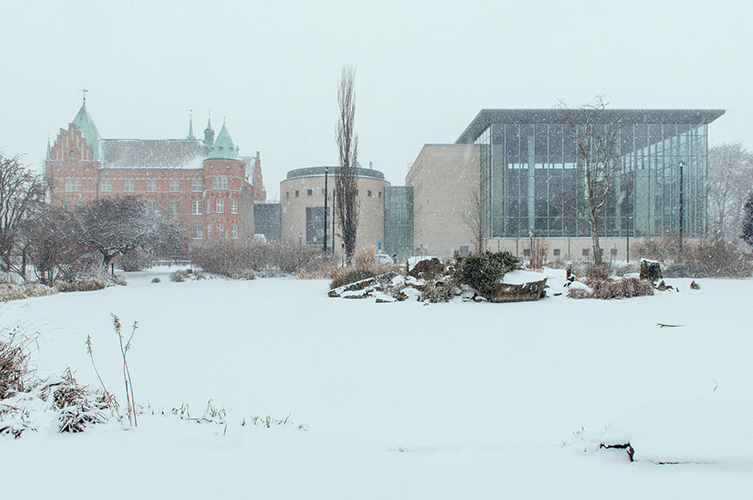 Stadsbibliotekets byggnader i vinterlandskap.
