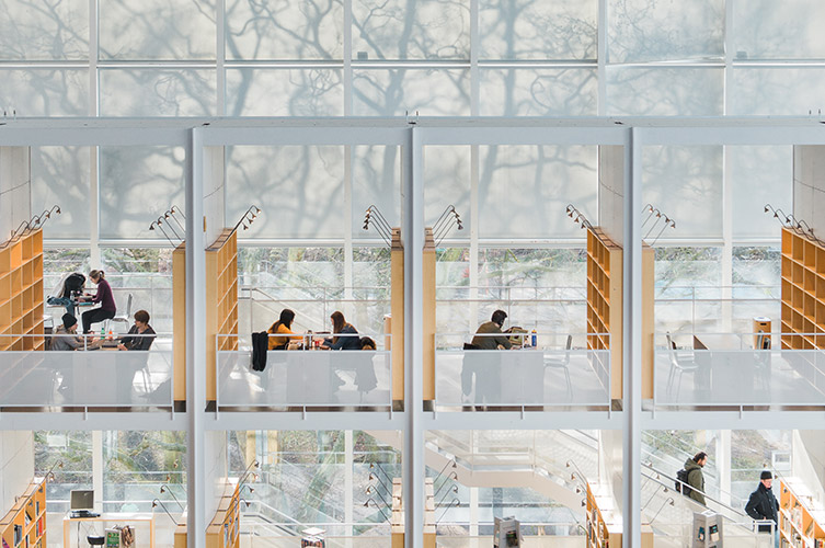 Reolen med studieplatser ligger på flera våningar i Ljusets kalender.