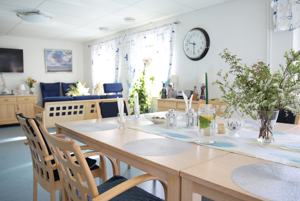 Det
stora långbordet har plats för så många att sitta ner tillsammans och äta. 