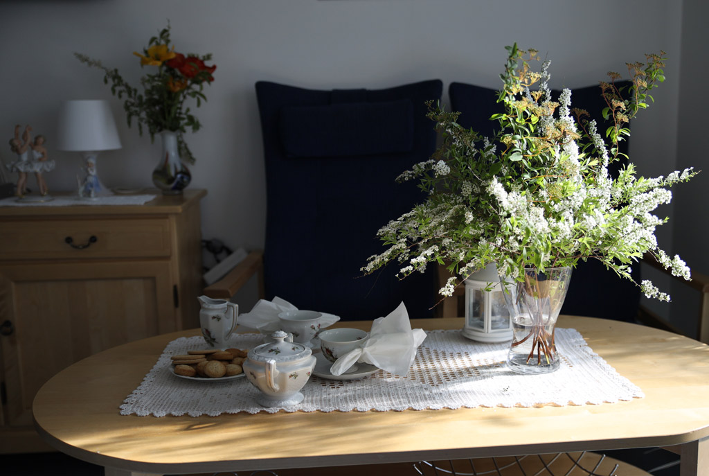 Doften av syrenen gör att kaffet och kakan smakar ännu bättre.