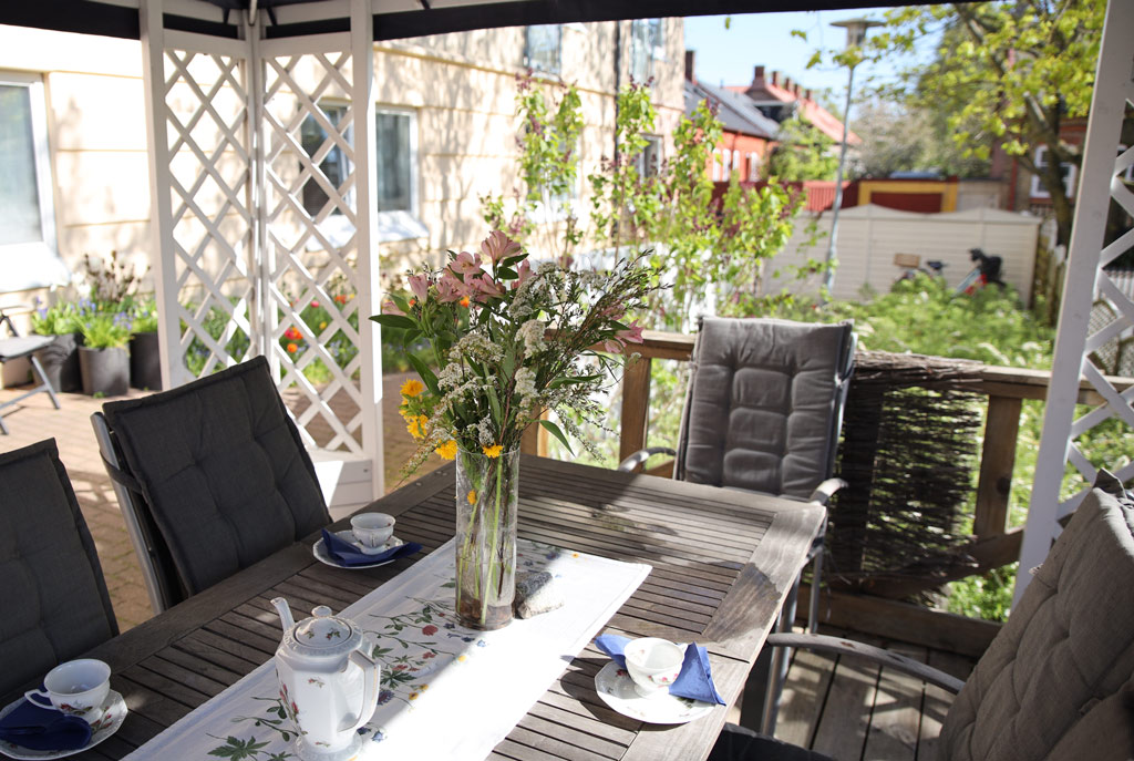 Under
den skyddande paviljongen skapas en behaglig skugga för den som vill. 