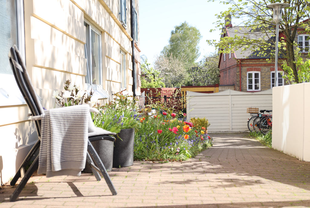 En varm yllefilt möjliggör att sitta och dofta på tulpanerna även om det
blåser lite.