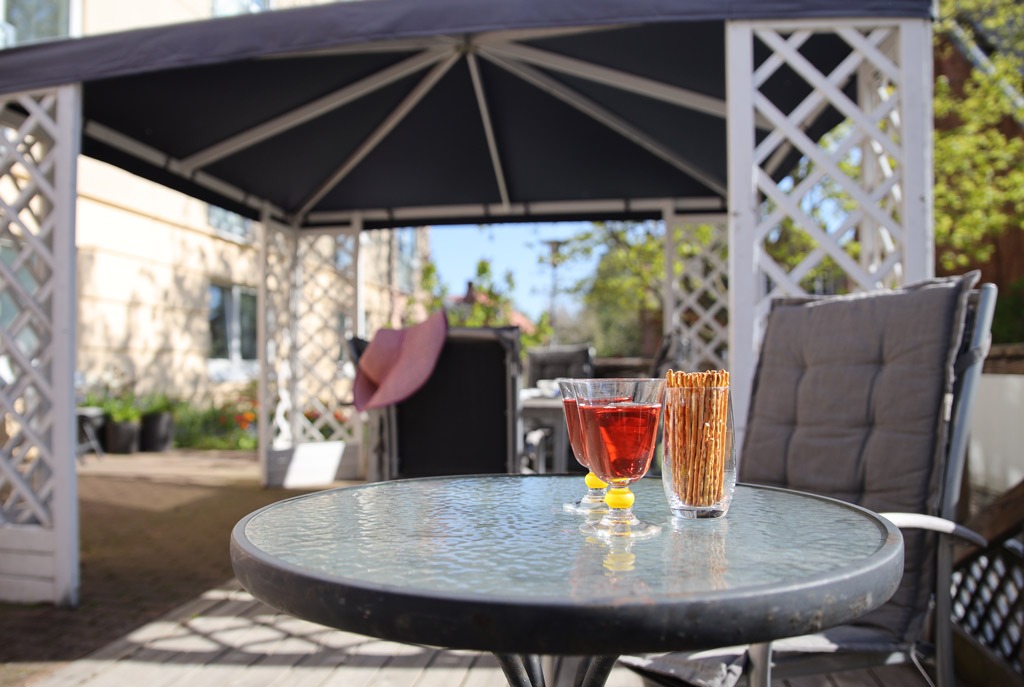 Det är härligt att kunna välja om man vill sitta i skuggan eller direkt
i solen med sitt fika. 