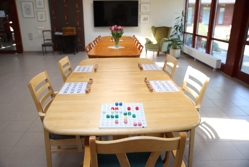 Man kan välja om man vill se på tv eller spela spel vid de långa borden.