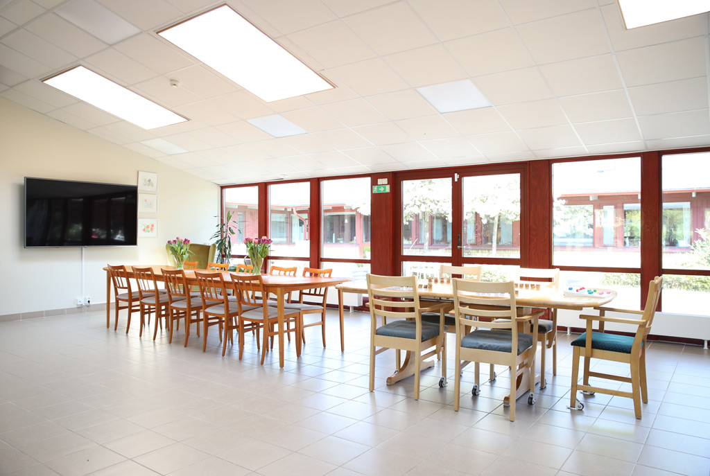 I den stora gemensamma lokalen finns gott om ljus och plats.