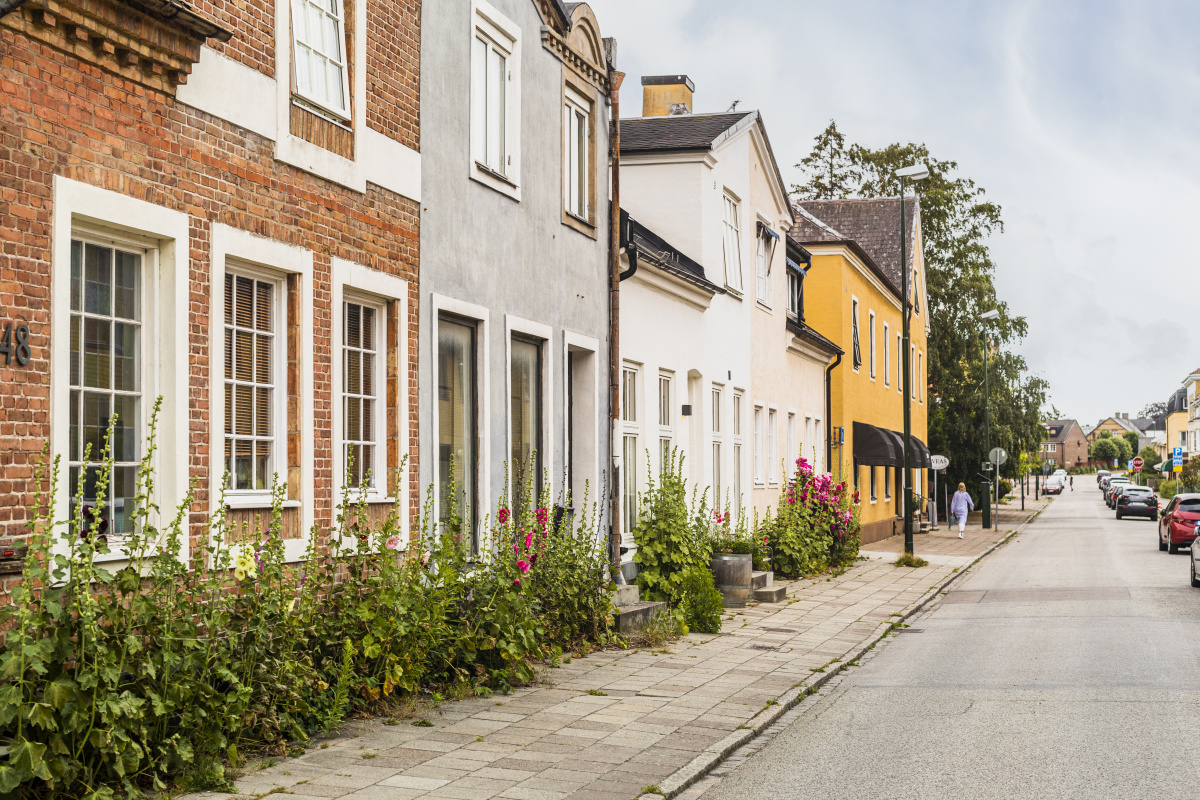 I Limhamn finns gathus av äldre karaktär.