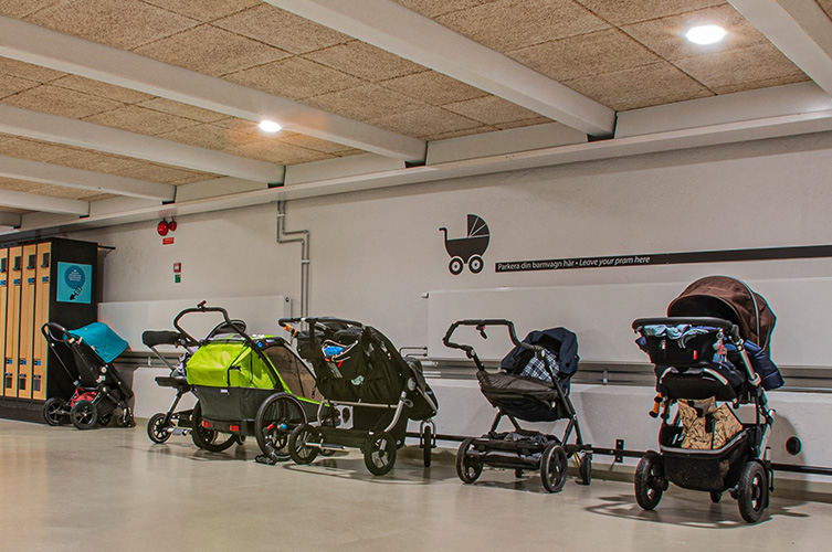 Det går bra att låsa fast sin medhavda barnvagn på särskild plats i nedre plan i Slottet.