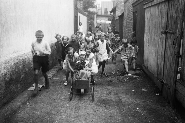 I början av 1900-talet fanns det många familjer i Malmö där barnen aldrig fick äta sig mätta. Skolorna hjälpte många fattiga elever med ett näringsrikt mål om dagen. Foto: Eric Jeppson/Malmö museum. 