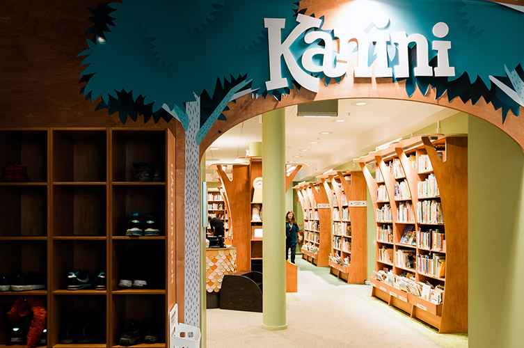 När du går in på Kanini möts du av Bokskogen.