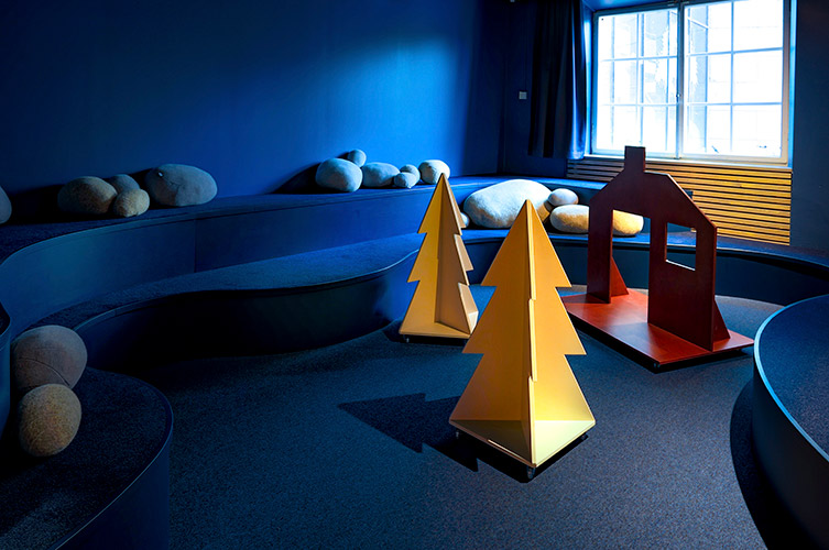 I mysiga Sagogrottan läser vi berättelser.