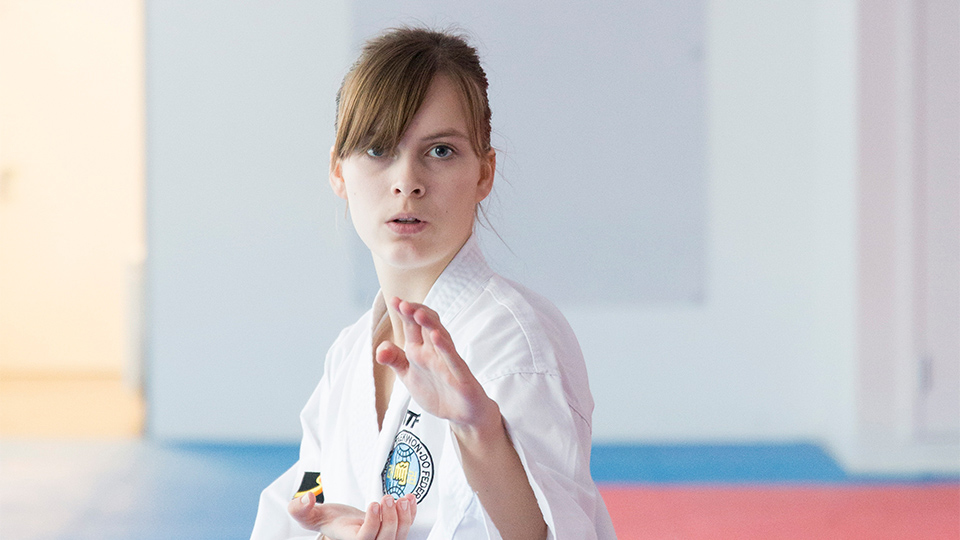 Tjej som tränar taekwondo.