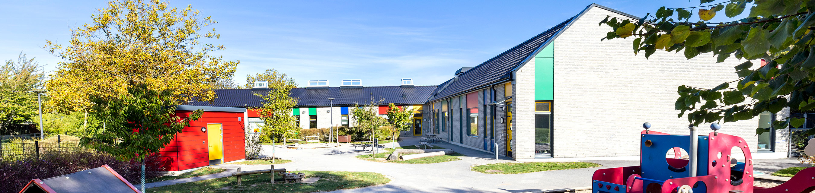 Svansjöns förskola är byggd i ett plan och har nio avdelningar. 