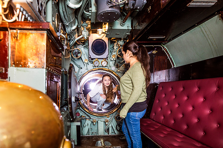 Bildspel från ubåten som man får lov att gå in i, det är trångt och man får en känsla av hur livet på ubåten var. Den är mycket uppskattad av både barn, vuxna och äldre personer. 