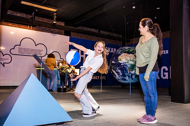 I utställningen kan barn och vuxna texta olika experiment, spel, en interaktiv klättervägg och titta på filmer.