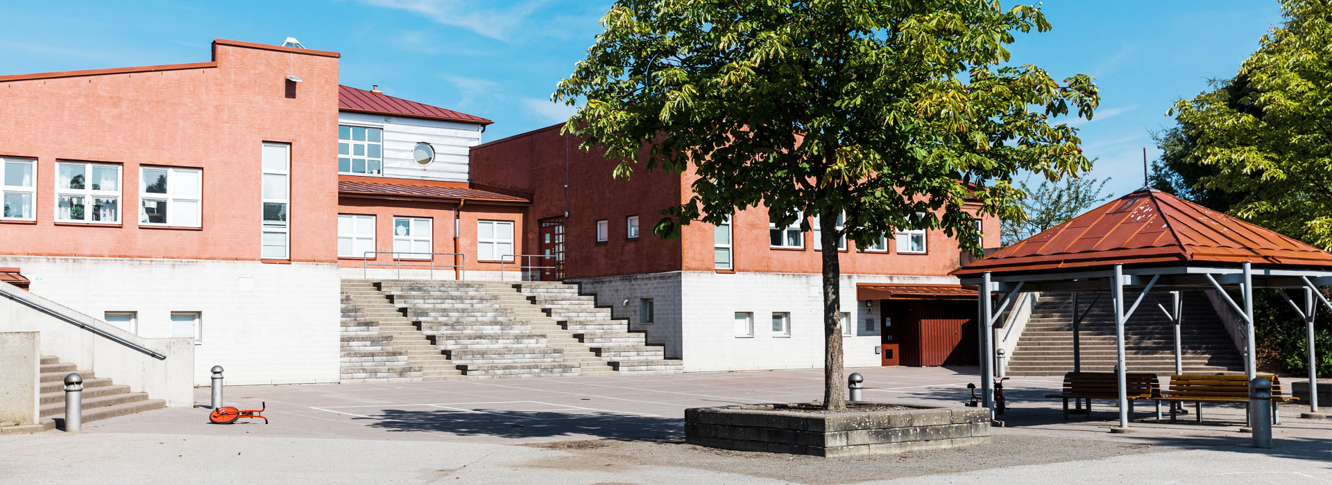 Gullviksskolan med sin fina utemiljö ligger mitt i gröna
Gullvik.