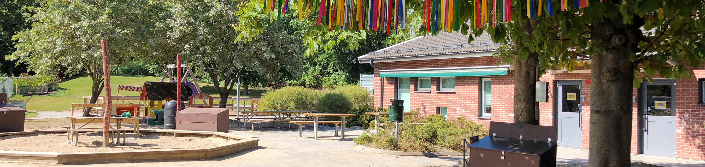 Sommarbäckens förskola är en enplansförskola byggd i vinkel.
