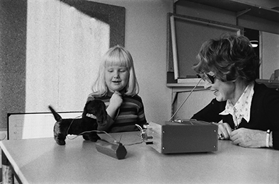 Specialpedagog Siv Hansson tränar språk med barnen på hörselavdelningen på Motettens förskola 1975.