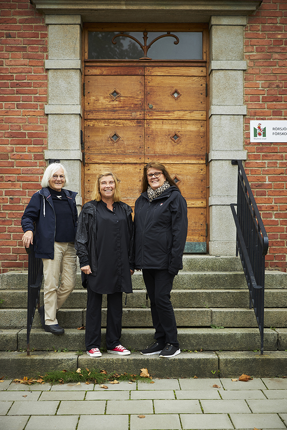 Kristina Månsson Ek, tidigare verksam på Rörsjön, Catarina Björklund och Eva Nyberg som fortfarande jobbar på förskolan möts igen. Det röda tegelhuset som byggdes 1930 står kvar än i dag.