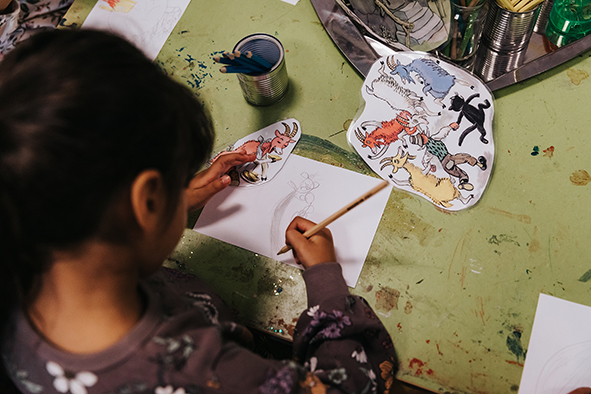 Barnen får göra skapande reflektioner genom att använda olika estetiska uttryckssätt, oftast med färger och papper eller med lera.