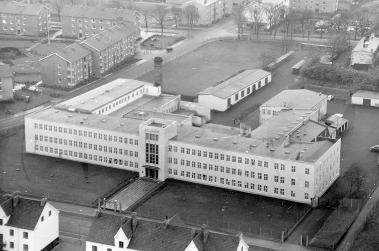 Äldre svartvitt foto på byggnad / fabrik, flygfoto. 