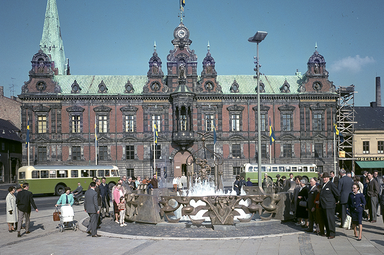 Äldre foto från Malmö Rådhus, pampig byggnad i tegel och med torn.