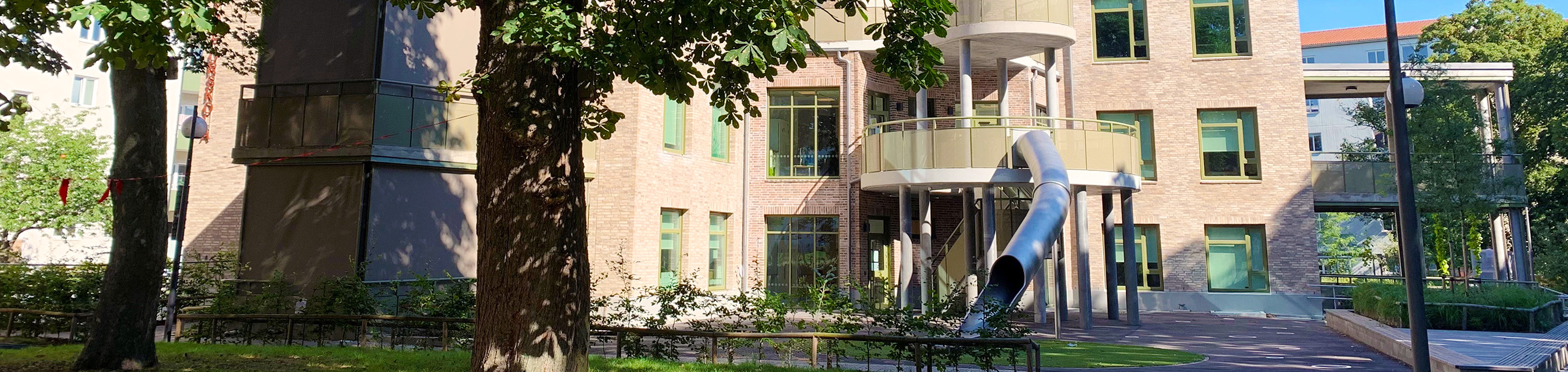 Ellstorps förskola är byggd i tre plan och har en rutschkana utomhus mellan plan ett och markplan.
