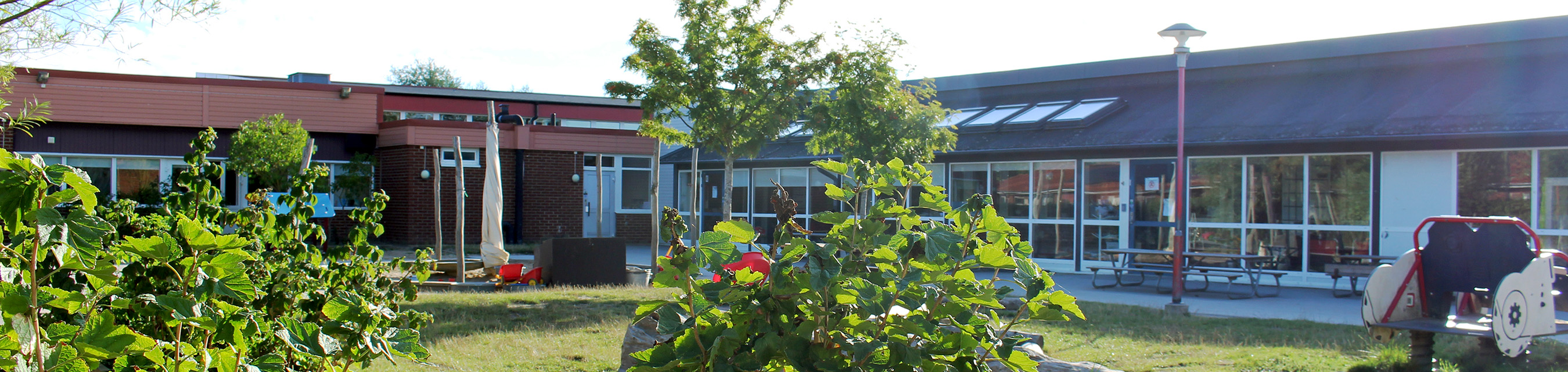 Mossängens förskola är byggd i ett plan och har sex avdelningar.