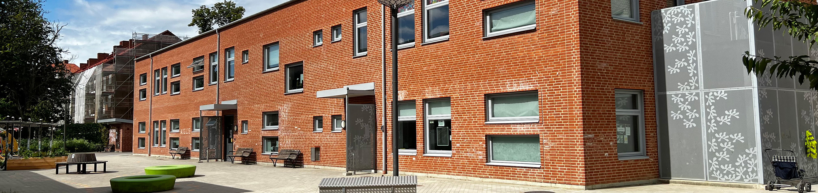 Sofielunds förskola är byggd i två plan och har sex avdelningar. 