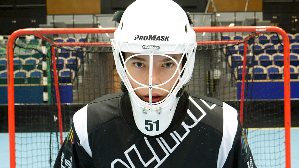 Innebandymålvakt i närbild.