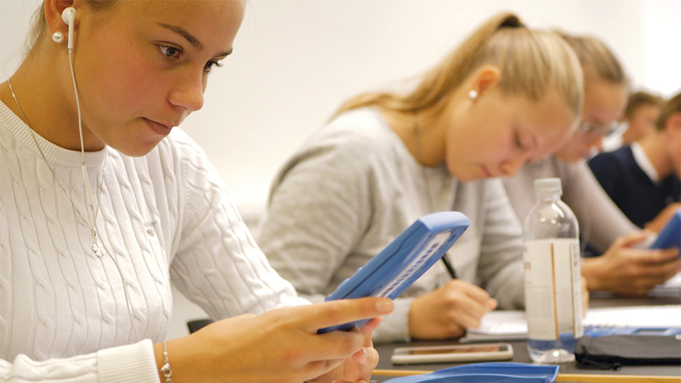 Lektion i matematik. Två elever sitter koncentrerade med miniräknare.