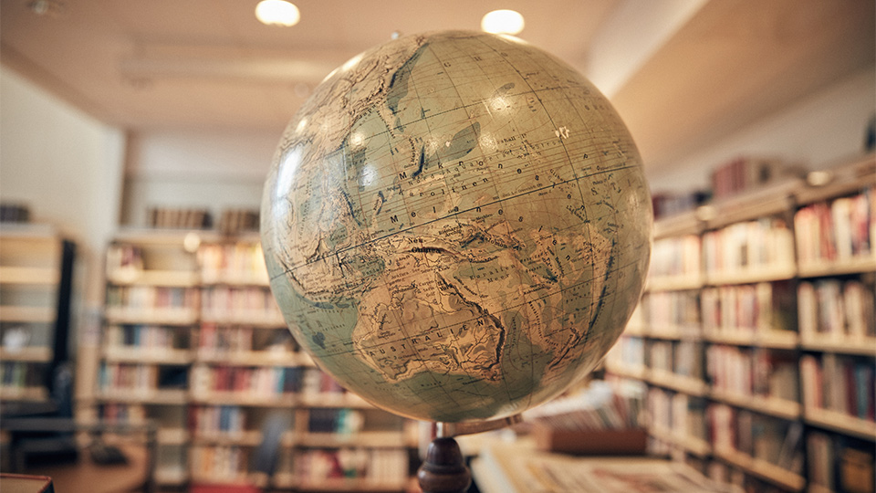 Jordglob på bordet i skolbiblioteket