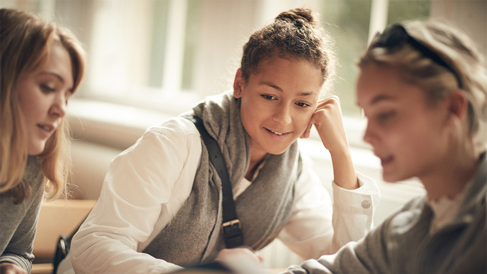 Tre glada elever samtalar