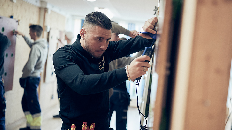 Elev arbetar inne i elverkstaden.