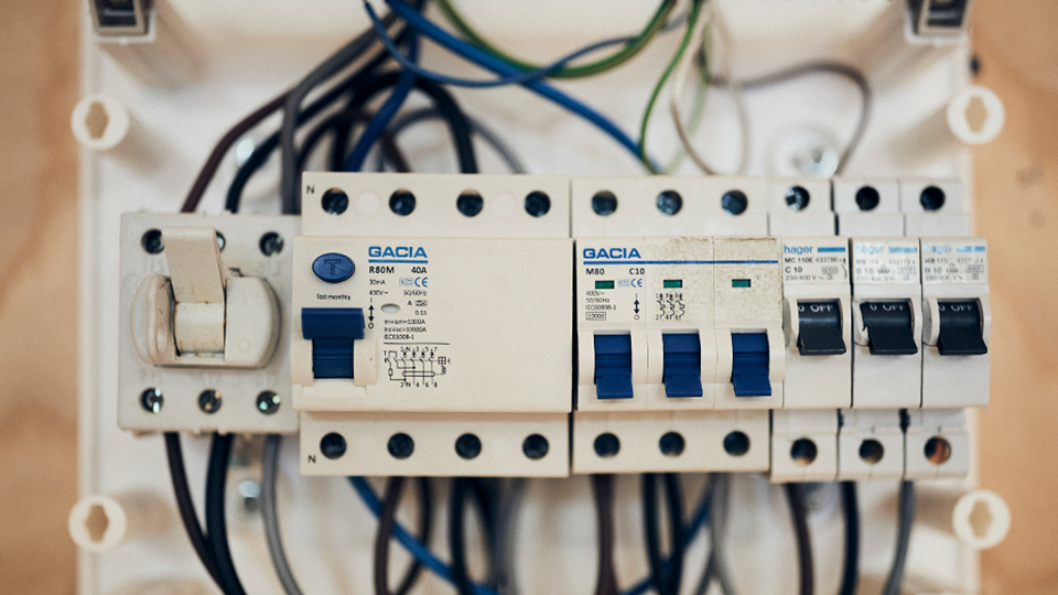 Elinstrument som eleverna arbetar med inne i verkstaden.