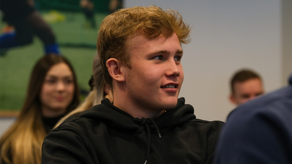 En leende elev på lektion.