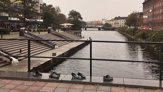 Skor i brons på Davidshallsbron i Malmö.