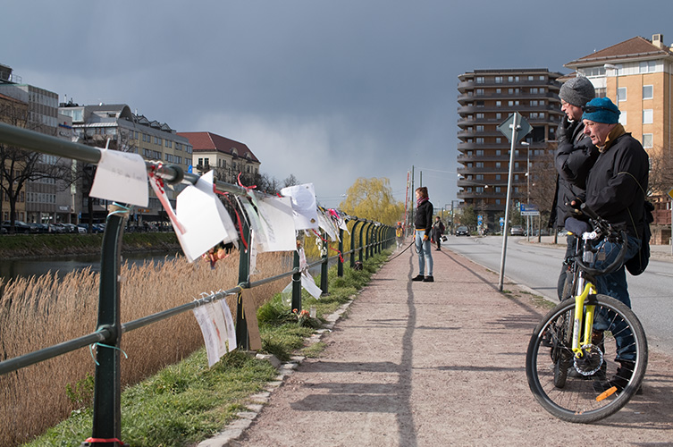 Staketet längs med kanalen användes som minnesplats med uppsatta skyltar, teckningar och brev.