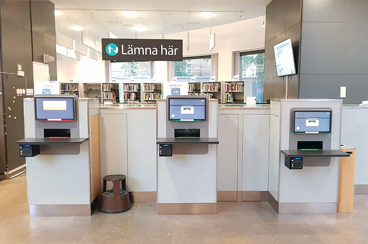 Så här ser Stadsbibliotekets återlämningsautomater ut. En av dessa är lägre och enklare att nå upp till.