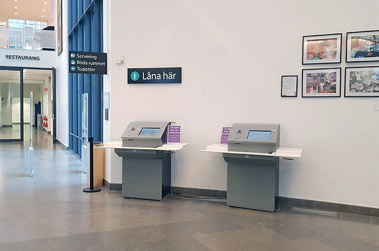 De här två låneautomaterna hittar du i entrén på Stadsbiblioteket.