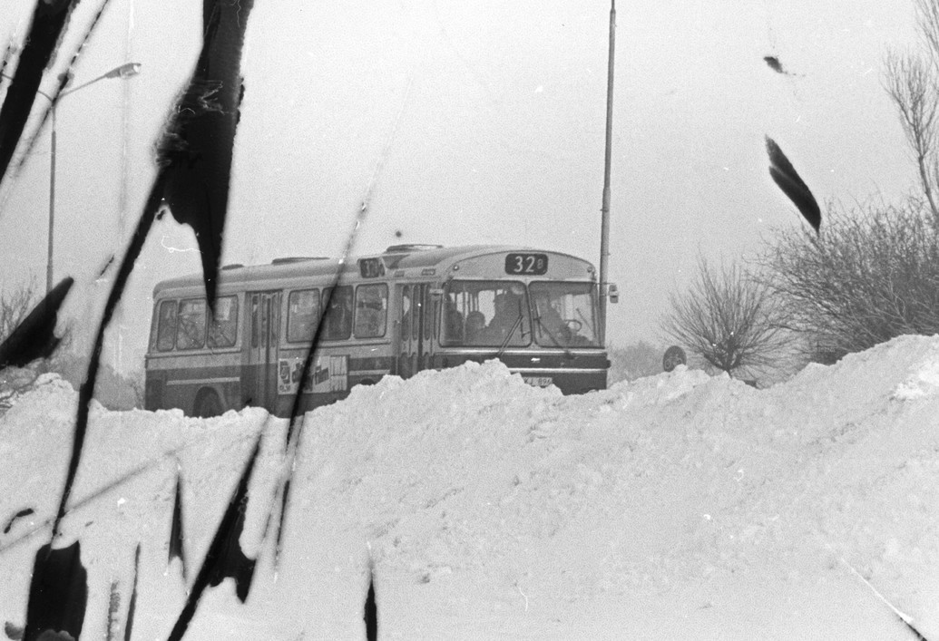 Buss i snödrivor.