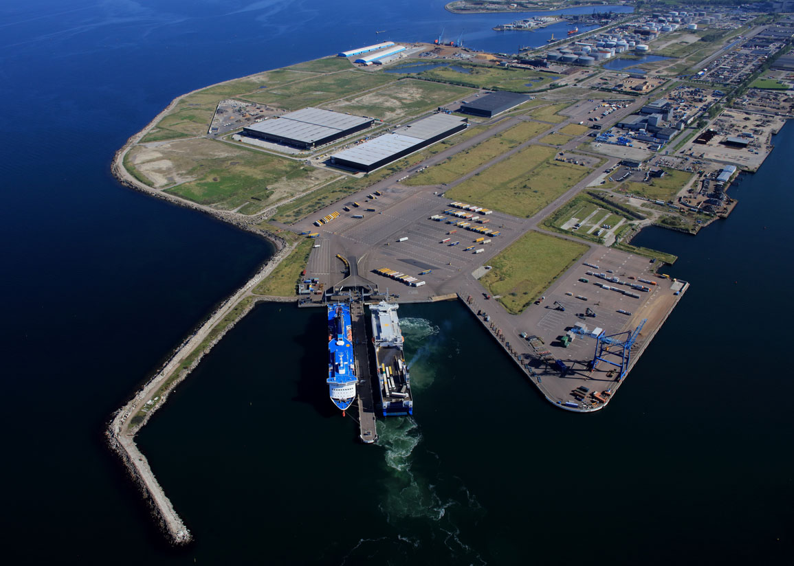 Norra hamnen i Malmö sett från luften, med två större fartyg vid kaj och en hamnpir som går ut i vattnet.