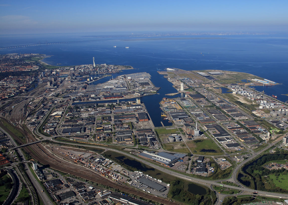 Flygvy över norra delen av Malmö mot Köpenhamn med Norra hamnen, Öresund och Öresundsbron.