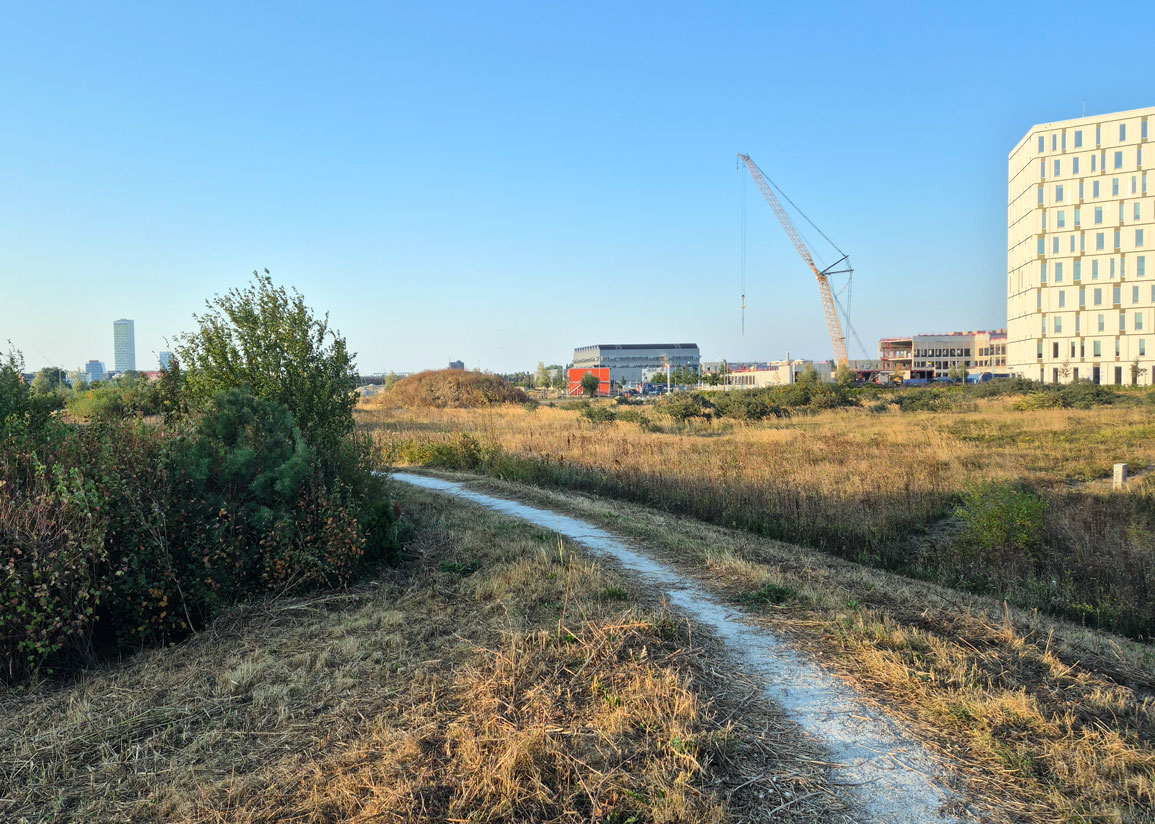 Vintrie park verksamhetsområde med vit kontorsbyggnad och vy mot Hyllie centrum.