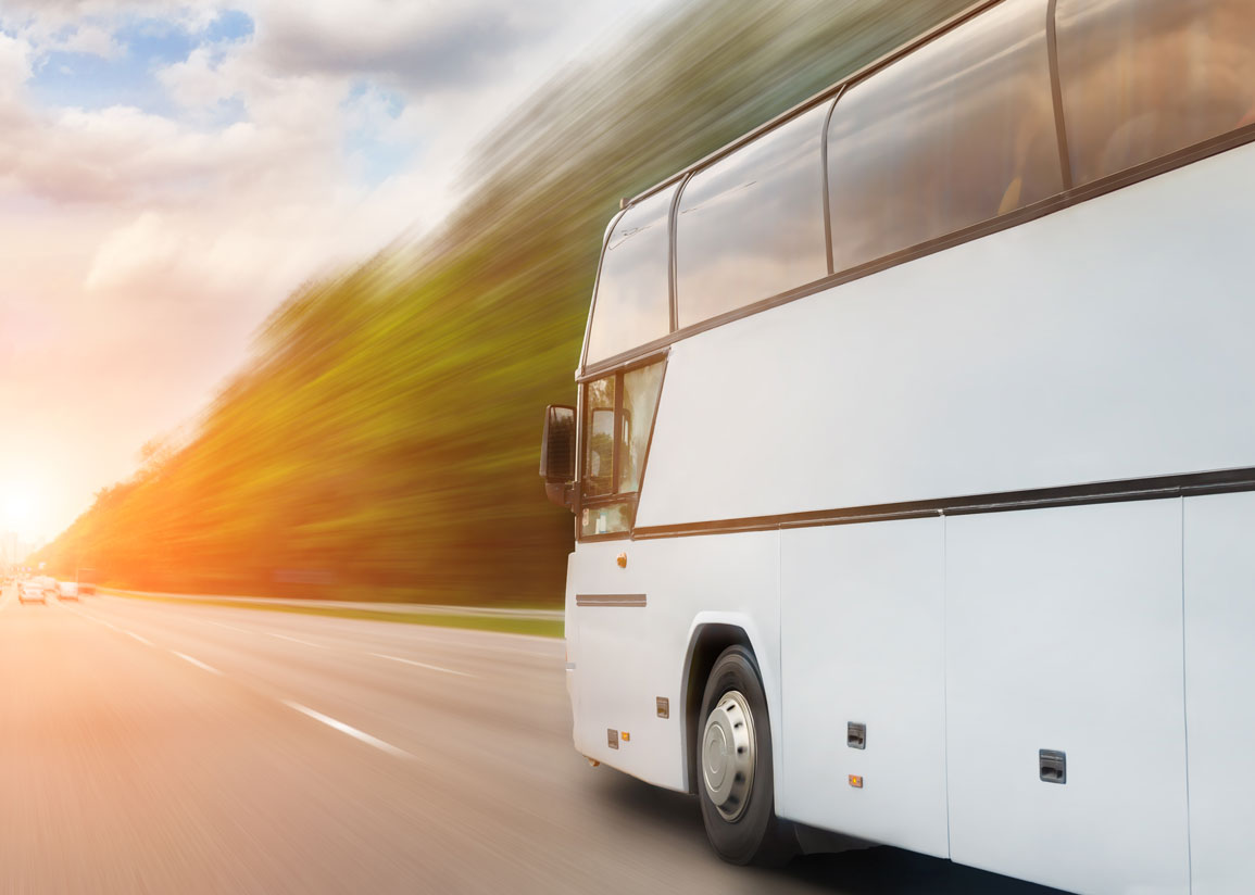 Turistbuss som kör på motorväg.